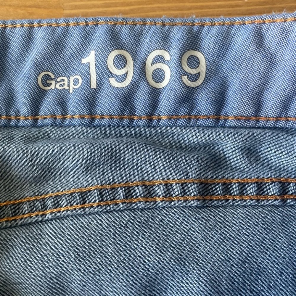 GAP 1969 curvy jeans. Slight flare. - Picture 8 of 9